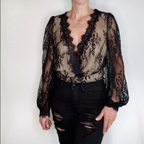Black Lace Plunging V-Neck Cropped Top - Picture 4 of 8